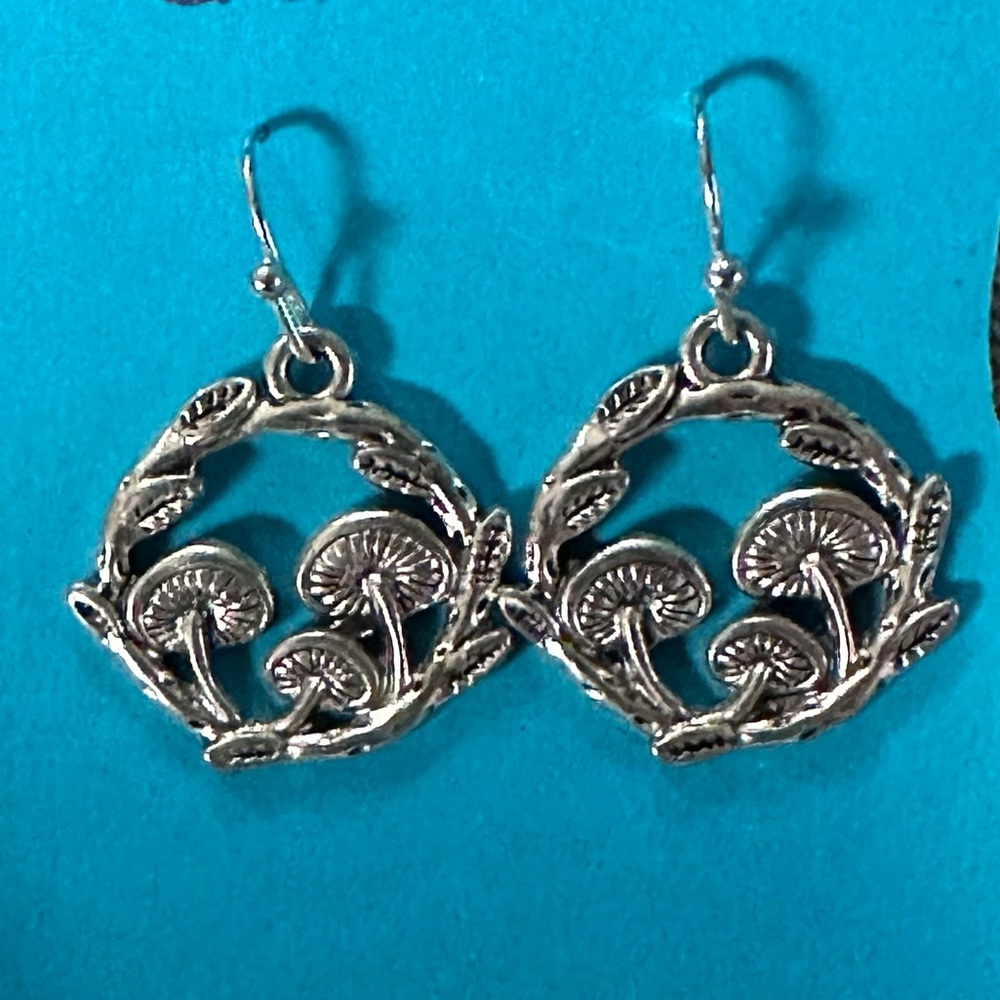 NWOT Silver Tone Mushroom Wreath Dangle Earrings Cottagecore Nature Jewelry Gift - Picture 4 of 4